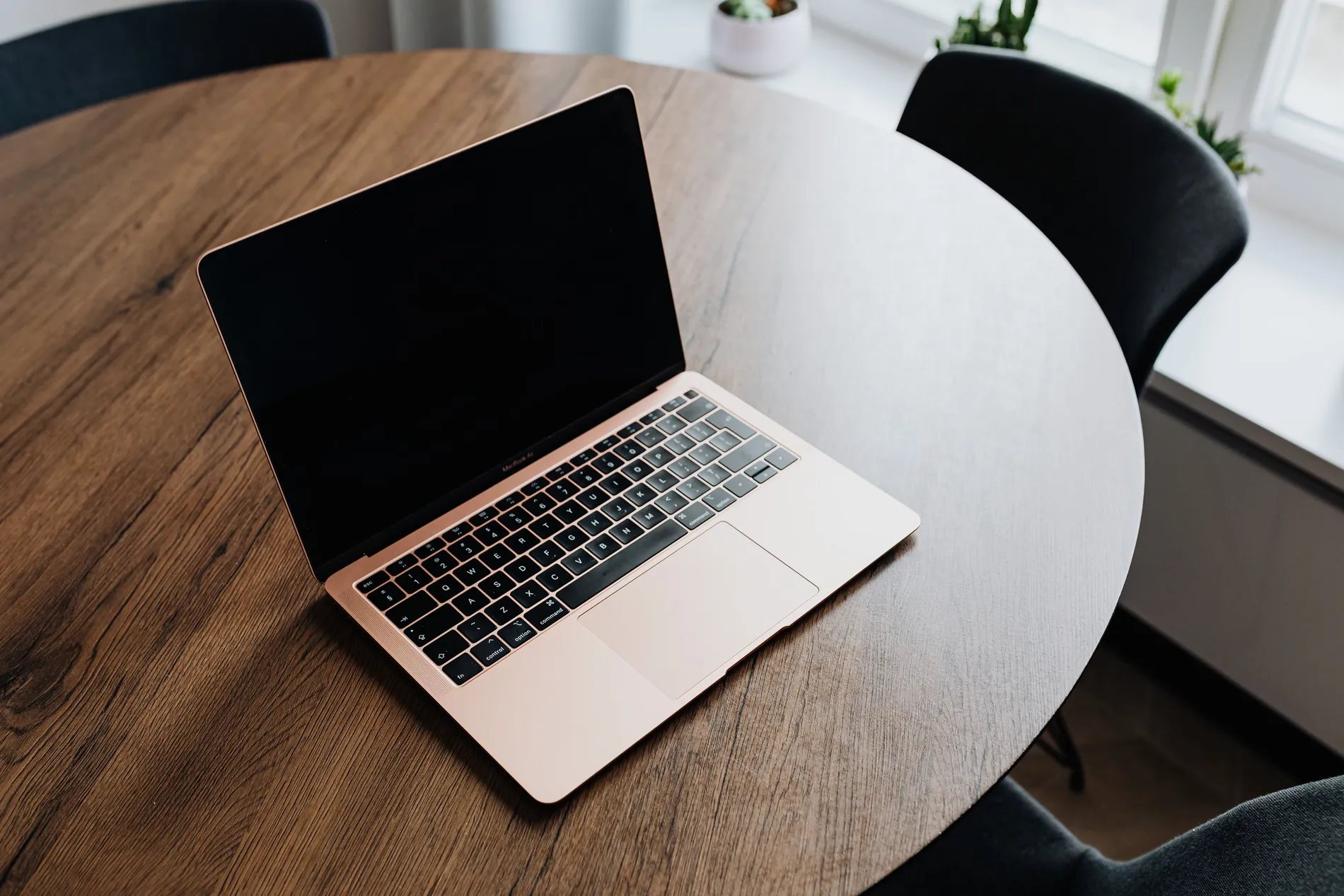 laptop på skrivbord